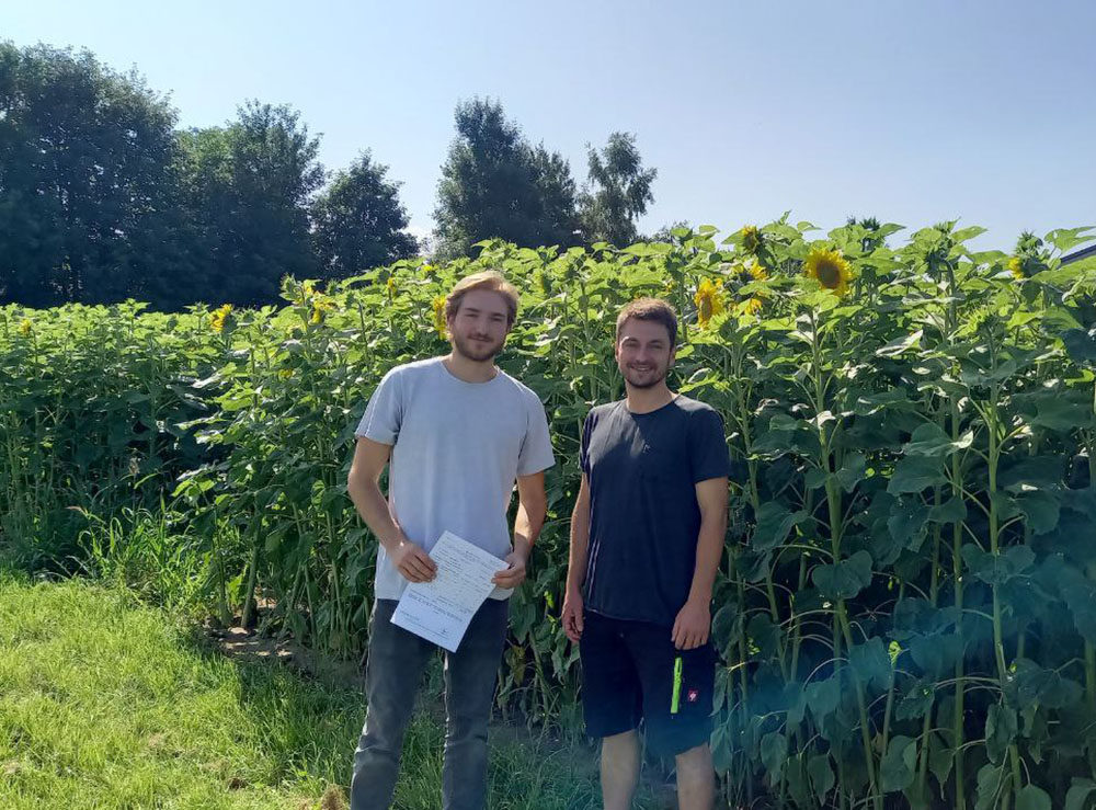 Julian (l.) mit seinem Ausbilder Matthias (r.) Julian (l.) mit seinem Ausbilder Matthias (r.)