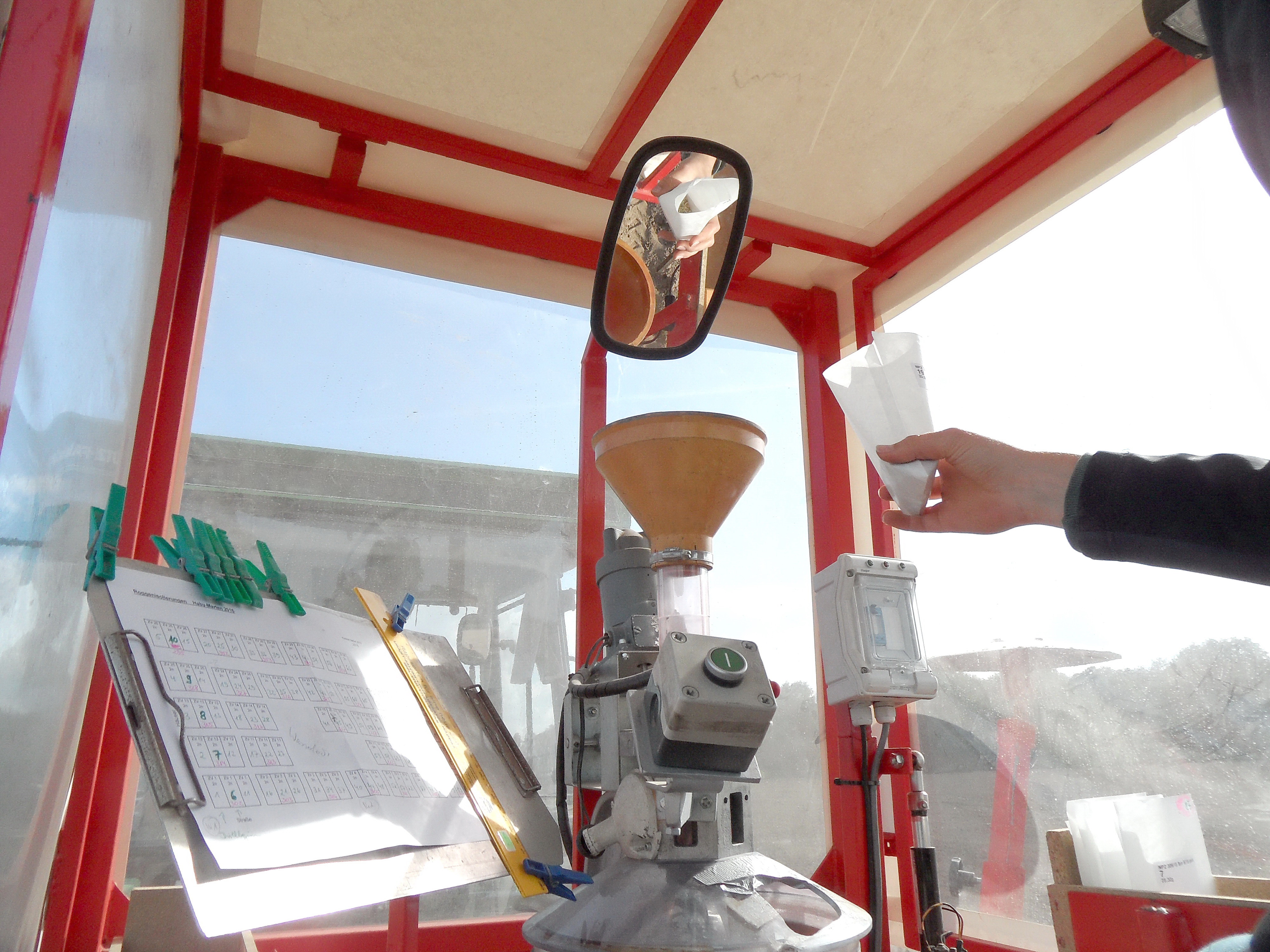 Aussaat in den Versuchsparzellen